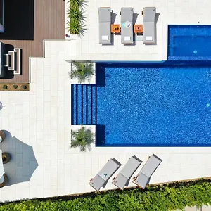 Pino With Pool, Sauna & Jacuzzi Apartmán