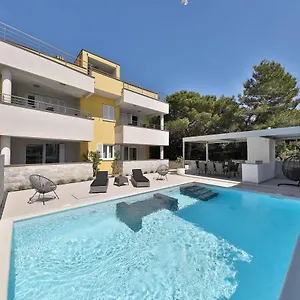 Luxury Nada With Pool Apartmán